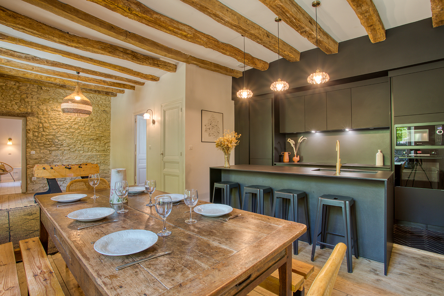 Cuisine ouverte et grande table de ferme