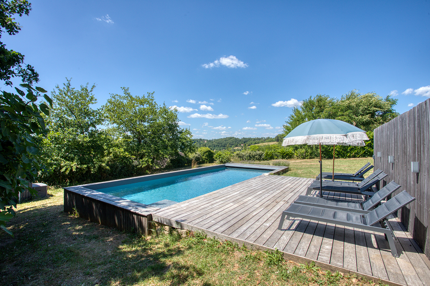 Piscine avec vue sur la campagne du Périgord