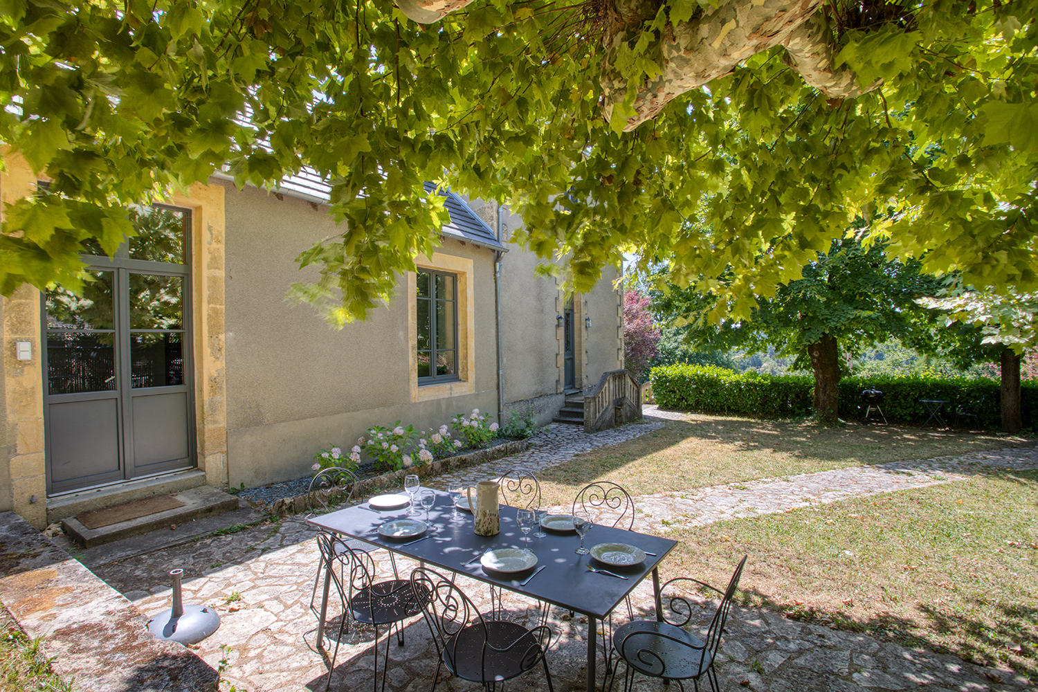 Terrasse ombragée sous les arbres