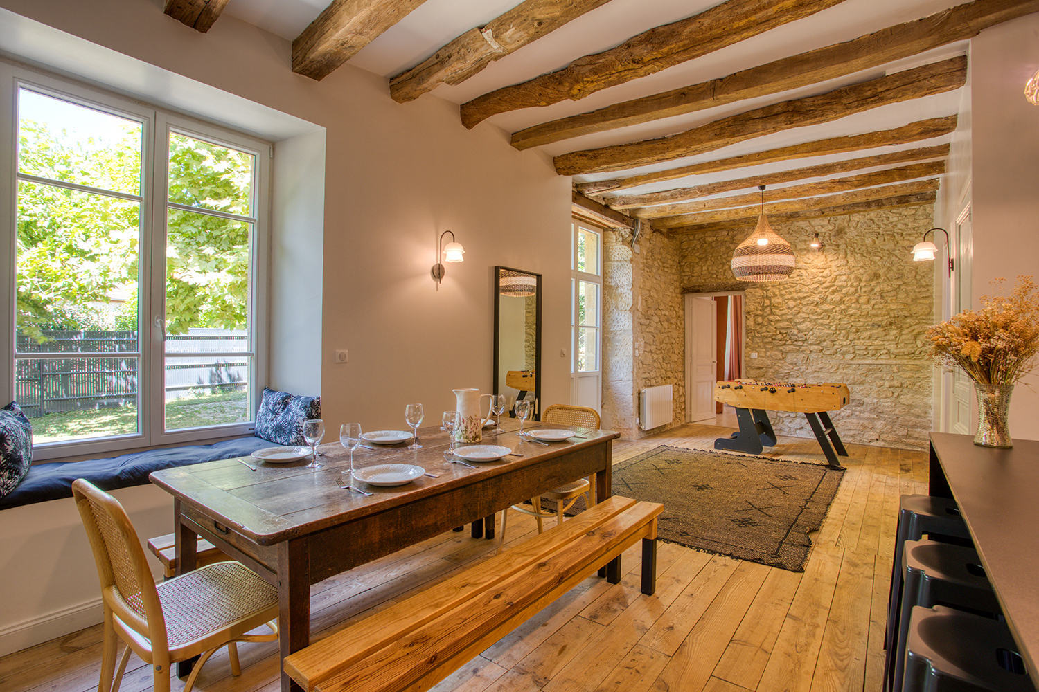 Salle à manger avec poutres apparentes