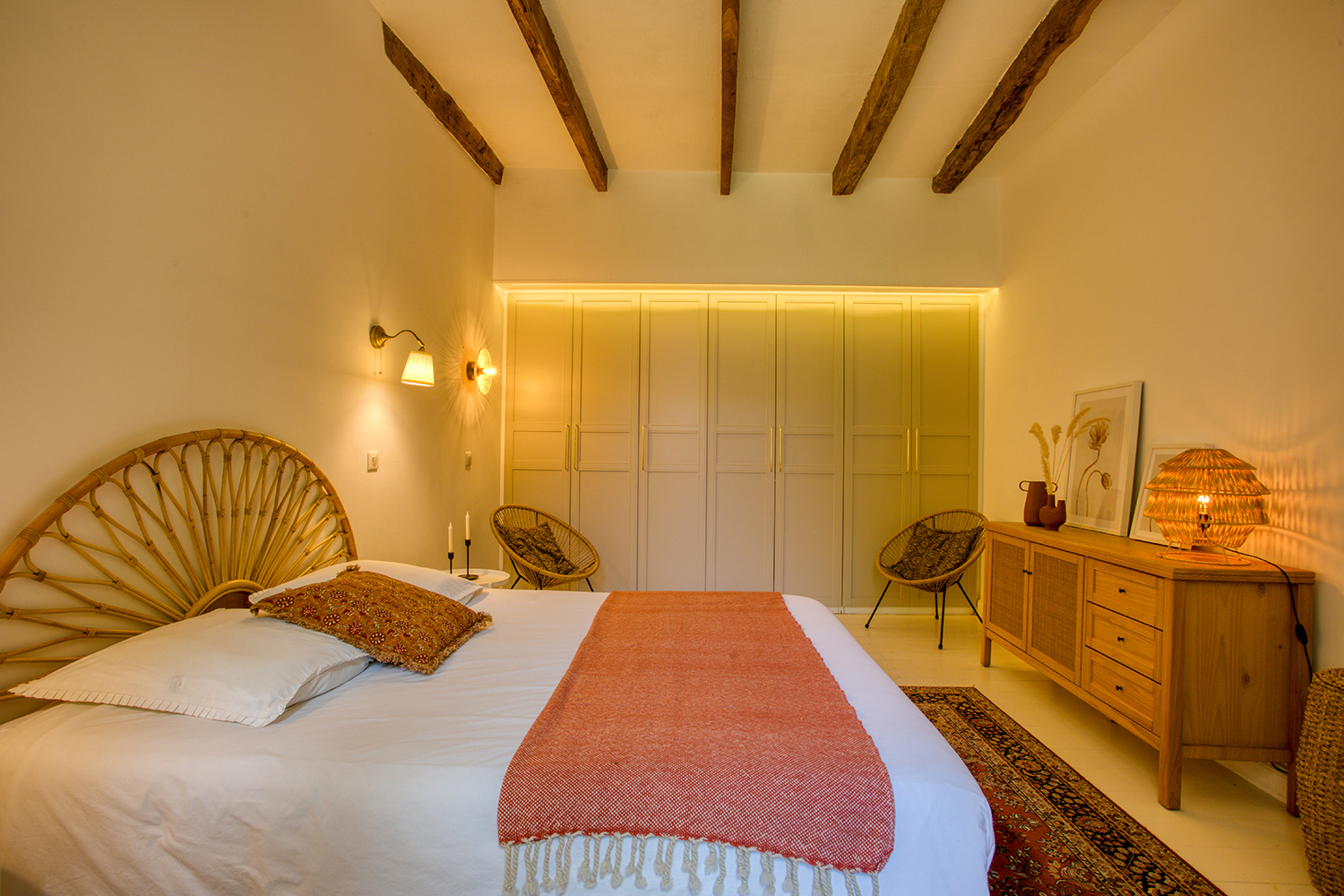 Chambre avec tête de lit en rotin